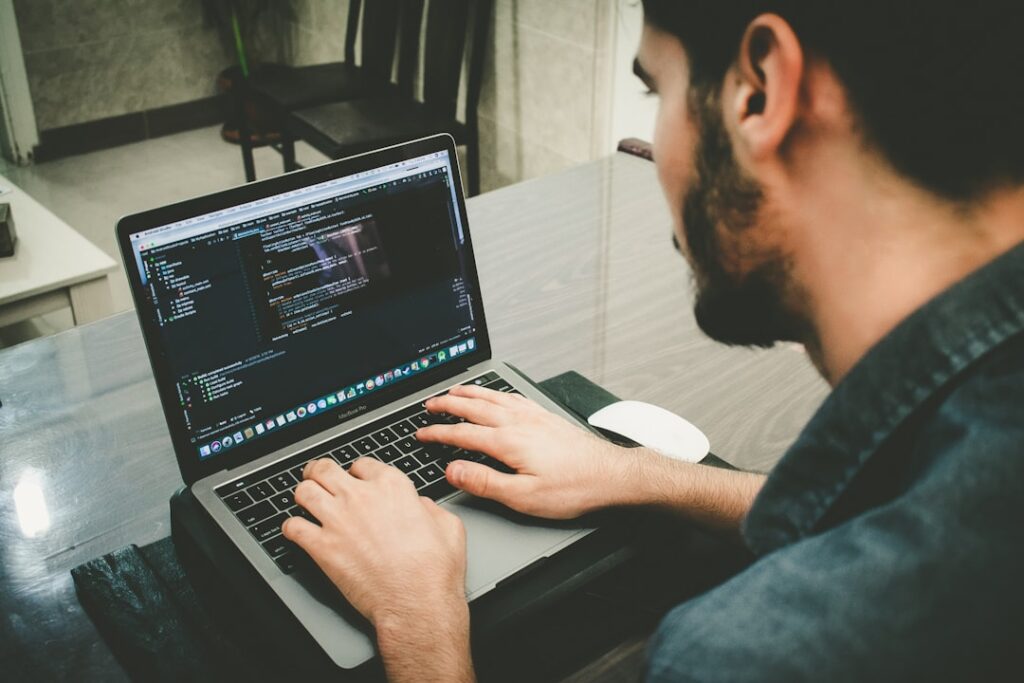 Bir WordPress uzmanı ofis ortamında kurumsal proje inceliyor