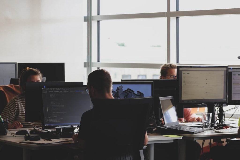 Kurumsal bir ekip, büyük monitörde WordPress web sitesi mimarisini inceliyor