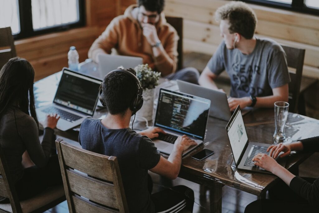 Bir WordPress-only ajans ekibinin kurumsal web projesi üzerinde çalışması