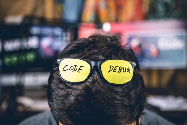Ajans ekibi ve freelancer geliştirici arasında proje kararı veren kurumsal yönetici illüstrasyonu