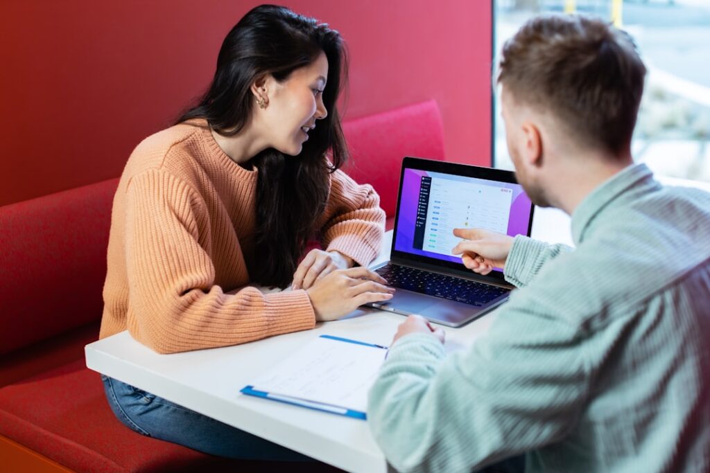 Ajans ekibi ve freelancer geliştirici arasında proje kararı veren kurumsal yönetici illüstrasyonu